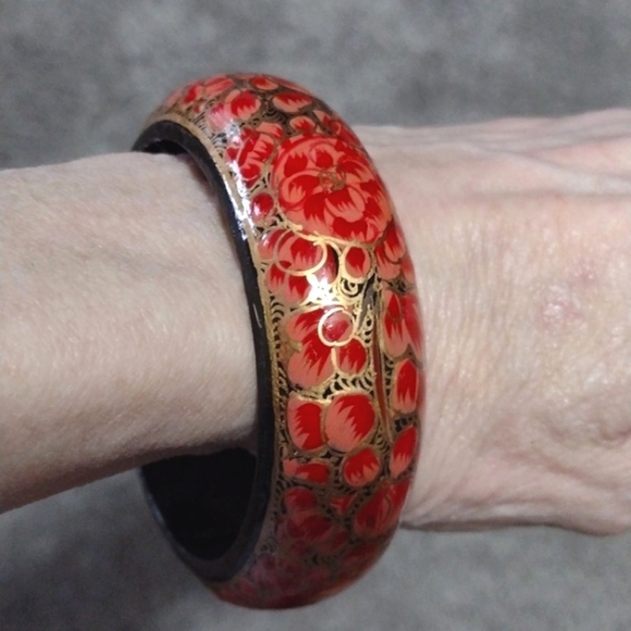 VINTAGE ETHNIC HAND PAINTED RED PINK BLACK WOODEN LACQUER 7.2" BANGLE BRACELET - Picture 2 of 10